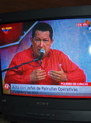 BLIKKONTAKT MED FOLKET: Retorikeren Hugo Chavez bruker TV aktivt, og taler daglig til folket - gjerne flere timer i strekk. Foto: Torgeir P. Krokfjord/DAGBLADET