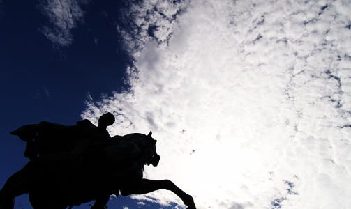 SKYGGER OVER FREMTIDEN: Uviss �konomi kaster skygger over frigj�ringshelten Sim�n Bolivar. I dag tar venezuelanerne stilling til hvorvidt Chavez' bolivariske revolusjon kan fortsette p� ubestemt tid. Foto: Torgeir P. Krokfjord/DAGBLADET