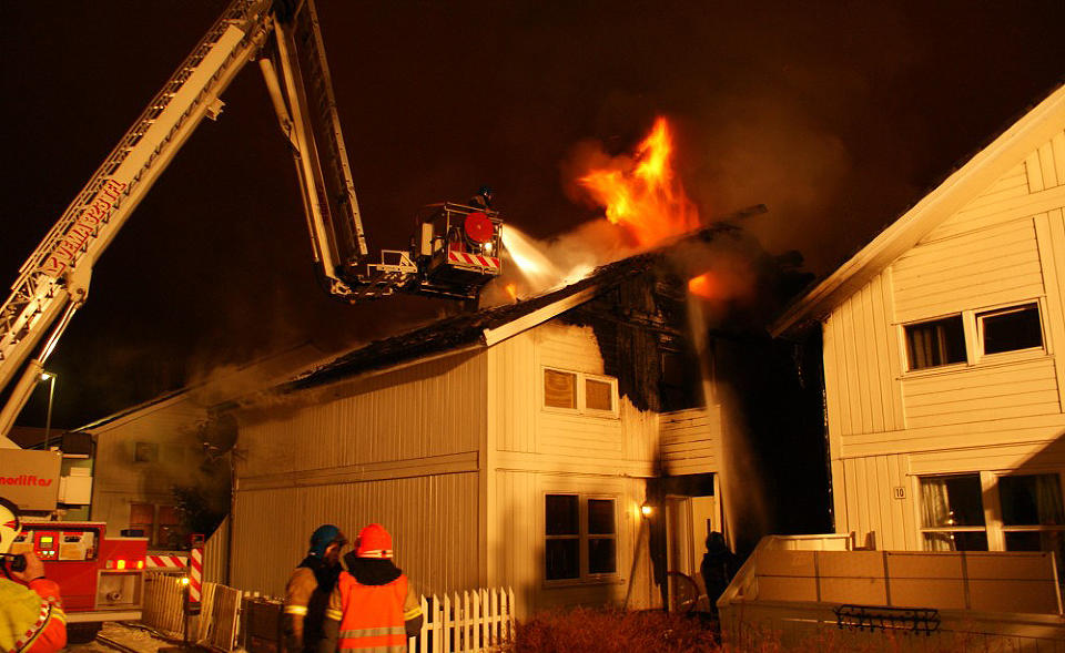 FIRE HUS SKADET: Brannen i Hundv�g i natt spredte seg til tre andre boliger. En mann er p�grepet, siktet for ildsp�settelse. Foto: Jan Ove H�gsveen
