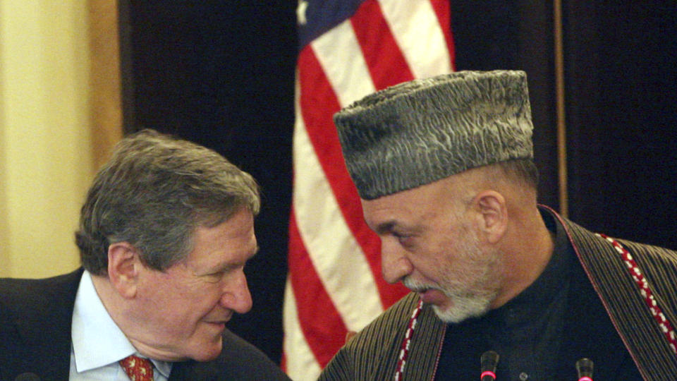 F�R DELTA: Afghanistans president Hamid Karzai i samtale med USAs spesialutsending Richard Holbrooke f�r pressekonferansen i Kabul i dag. Foto: AP Photo/Musadeq Sadeq/SCANPIX