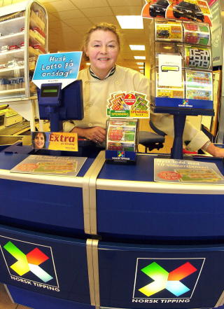 LOTTO-STEMPLET: Mildrid �stg�rd betjente tippekassa p� Coop-butikken i Verdal i 2002. Ogs� da hadde bygda stempelet p� seg som Lotto-bygd. Foto: NED ALLEY/DAGBLADET