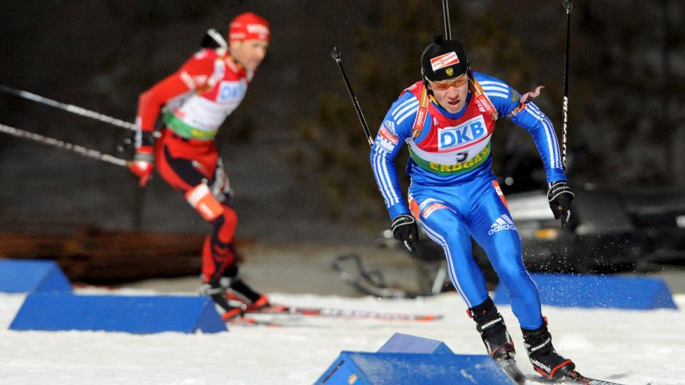 GULLVINNER I TO TIMER: Maxim Tsjoudov ble utropt til vinner da rennjuryen ila Ole Einar Bj�rndalen (i bakgrunnen) og ti andre l�pere tidsstraff for ureglementert sporvalg. Det ble senere omgjort, og n� �nsker Bj�rndalen � skv�re opp med russerne.Foto: SCANPIX/EPA/MARTIN SCHUTT