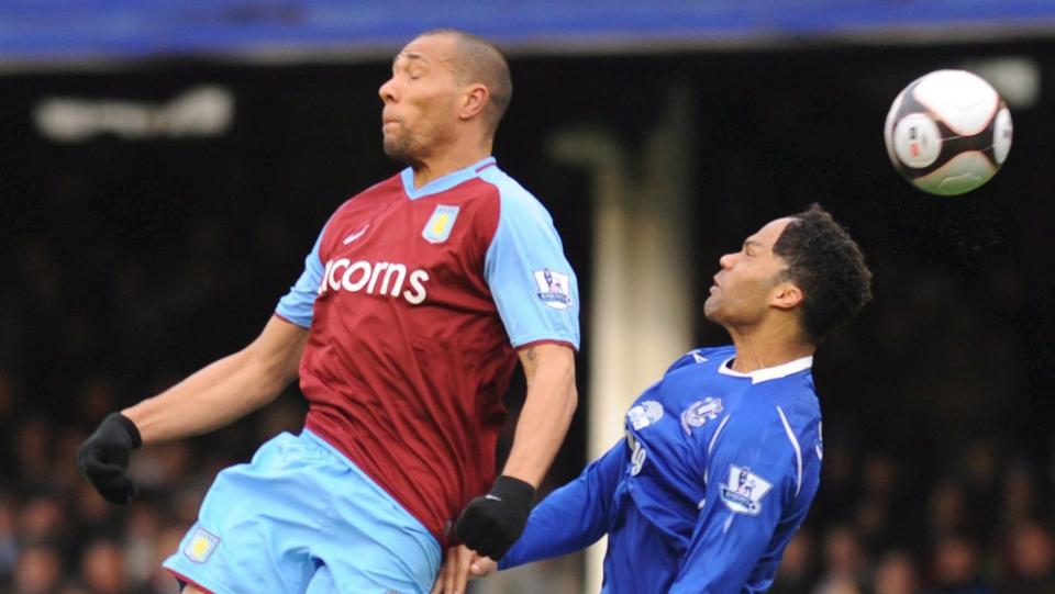 UTE: John Carew og Aston Villa kom til kort mot Everton. Foto: EPA/NICK WILKINSON/Scanpix