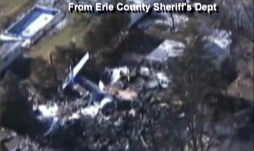 STYRTET I BOLIG: Bildet fra sheriffen i Erie County er tatt dagen etter at Dash-400-flyet styrtet fem minutter f�r landing. Foto: REUTERS/SCANPIX