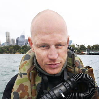 MISTET H�NDA: Marinedykker Paul Degelder (31) ble angrepet av en hai mens han dykket utenfor Sydney tidligere i uka, og st�r i fare for � miste det ene beinet. Foto: ANDREW DAKIN/AUSTRALIAS FORSVARSDEPARTEMENT/AP/SCANPIX