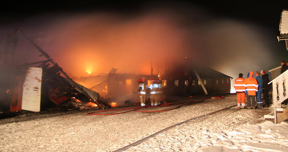 STORE �DELEGGELSER: Brannmannskapene kjemper med flammene i Verdal. Foto: TOR AAGE HANSEN