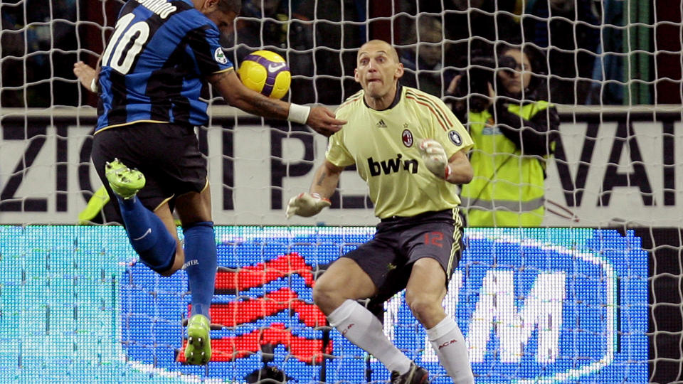 BRASSEM�L: Her scorer Adriano 1-0 - med armen. Foto: Alessandro Garofalo/Reuters/Scanpix