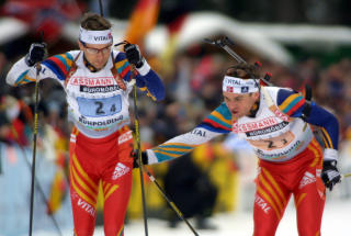 TILBAKE I TID: Dag Bj�rndalen veksler med lillebror Ole Einar p� en stafett i Ruhpolding i 2001. Foto: Uwe Lein/AP/Scanpix