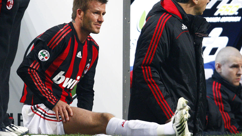 UT: David Beckham holdt seg til l�ret da han ble byttet ut i kampen mot Inter s�ndag. Foto: Tony Gentile/Reuters/Scanpix