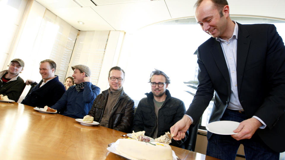 MANNLIG FILMKALAS: Norsk film lages bare av menn, mener Gunnar Iversen ved NTNU. Her serveres de mannlige skuespillerne Knut Joner og Christian Rubeck, den mannlige manusforfatteren Thomas Nordseth-Tiller og de to mannlige regiss�rene Espen Sandberg og Joachim R�nning kake av v�r mannlige kulturminister Trond Giske da sistnevnte mandag innkalte presse og Max Manus-gjengen til m�te for � informere om de gode bes�kstallene for norsk film i 2008. 
Foto: Erlend Aas/SCANPIX