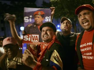 FEIRER: Hugo Chavez' st�ttespillere feirer i Caracas, etter at presidentens forslag til grunnlovsendring gikk igjennom. Foto: Ariana Cubillos/AP/Scanpix