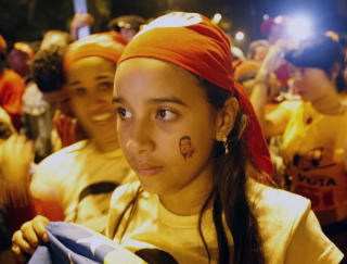 FEST: Tilhengere av president Ch�vez feirer etter valgseieren. Foto: Jorge Silva/REUTERS/Scanpix