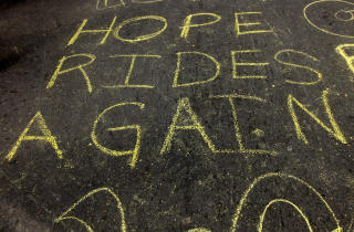 EKSTREMT POPUL�R: Lance Armstrong hylles langs veiene i California.Foto:  Doug Pensinger/Getty Images/AFP