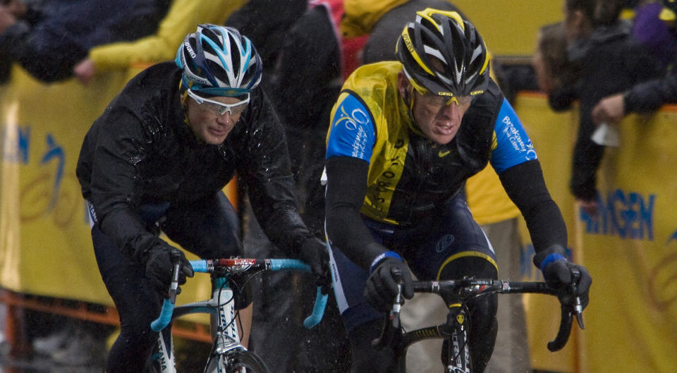 SURT OG KALDT: Lance armstrong mener den f�rste etappen av Tour of California er en av de t�ffeste dagene han har hatt p� sykkelsetet. Her trosser han regnet sammen med lagkamerat Chris Horner.Foto: REUTERS/Max Whittaker