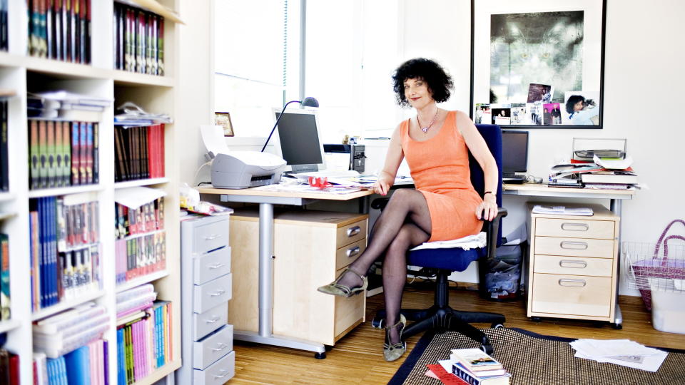 GLAD I BIBLIOTEKET: Unni Lindell bruker biblioteket mye. Og n�r hun synes utvalget er litt skrantent, fyller hun p� med sine egne b�ker. Foto: LARS EIVIND BONES