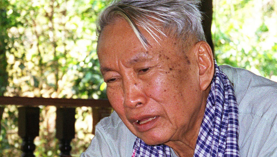 BLENDET NORDISKE KOMMUNISTER: Pol Pot fotografert 4. januar, 1998. Den svenske journalisten Peter Fr�berg Idling har skrevet en reisedokumentar fra Kambodsja, hvor han sp�r nordiske kommunister kunne reise gjennom Pots regime uten � legge merke til folkemordet han stod bak. Foto: SCANPIX / AFP