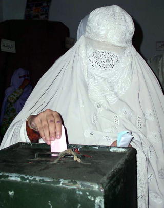 STEMMER Her stemmer en kvinne ved valget i 2005. Foto: Ali Imam/REUTERS