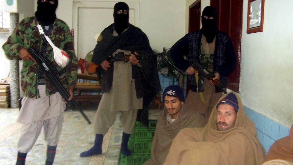 TALIBAN: Tre talibansoldater holder vakt etter at pakistanske politimenn ble kidnappet tidligere i �r. I USA frykter en at Pakistans atomv�pen skal havne i Talibans hender. Foto: EPA/RASHID IQBAL/Scanpix