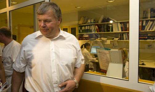 OVERF�RER ANSVAR:
Helseminister  Bjarne H�kon Hanssen  under  bes�ket p� Ullev�l universitetssykehus.
Foto: Terje Bendiksby / SCANPIX