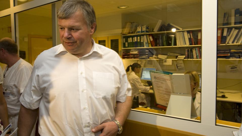 - B�R KOMME P� BANEN: Helseminister Bjarne H�kon Hanssen (Ap) under et bes�k p� Ullev�l universitetssykehus. Erna Solberg (H) og Harald Nesvik (Frp) mener han b�r komme p� banen. Foto: Terje Bendiksby / SCANPIX
