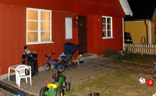 I SITT HJEM: Barna og moren ble angrepet hjemme hos seg selv, i Arboga vest for Stockholm. FOTO: Conny Sill�n/SCANPIX