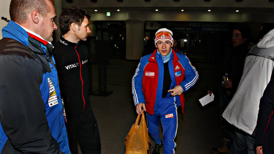M�TTES I NATT: Det s� alt annet enn hjertelig ut da Maksim Tsjoudov passerte Ole Einar Bj�rndalen i g�r kveld. Men i natt satt Bj�rndalen p� rommet til Tsjoudov og tre andre russere og pratet ut.Foto: Arnt E. Folvik