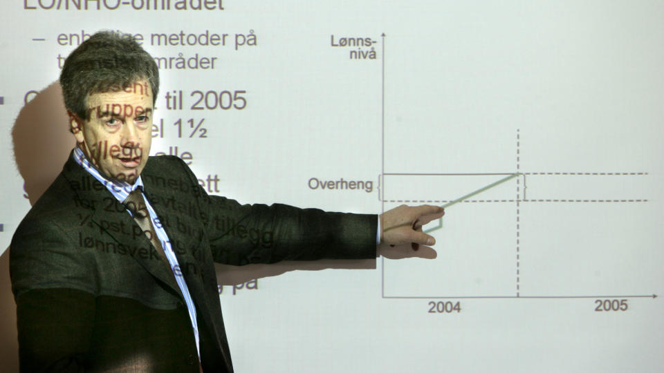 RAPPORT: Administrerende direkt�r �ystein Olsen i Statistisk sentralbyr� har ledet det tekniske beregningsutvalget for inntektsoppgj�rene som i dag leverte sin rapport om l�nnsveksten foreg�ende �r. Foto: Morten Holm/SCANPIX.