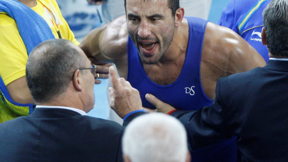 SINT MANN: Ara Abrahamian mente han ble bortd�mt i OL-semifinalen, og kastet senere bronsen han vant p� matta. N� har idrettens �verste myndighet talt, og Abrahamian f�r ikke beholde medaljen.Foto: AP /Ed Wray