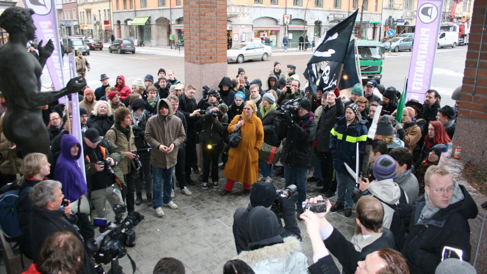 EN KRIG MOT NETTET?: Dr�yt 100 mennesker hadde m�tt opp utenfor rettssalen for � gi sin st�tte til de tiltalte i The Pirate Bay-saken. FOTO: JOAKIM THORKILDSEN