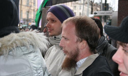 DE TILTALTE: Peter Sunde (med lue) og Gottfrid Svartholm observerer demonstrasjonen. FOTO: JOAKIM THORKILDSEN
