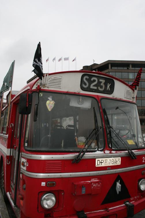 EGEN BUSS: Aktivistene i Piratbyr�n er p� plass med en egen buss. FOTO: JOAKIM THORKILDSEN