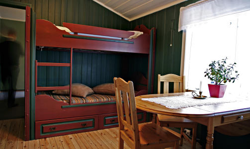 K�YER: Liten suite i hyttestil med k�yesenger.