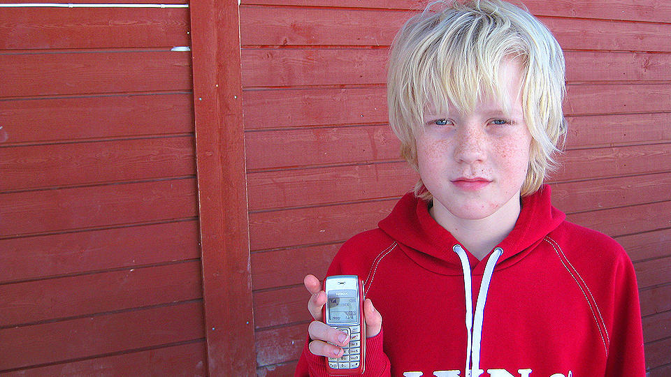 SMS-SJOKK: L�nemobilen Samuel Ottosen (11) fikk fra Elkj�p, da hans nye ble �delagt, var full av sex-smser. N� legger elektrokjeden seg flat. Foto: Espen Ottosen