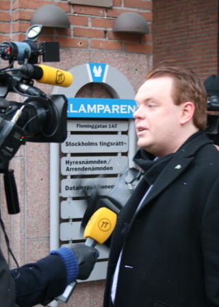 HOLD KJEFT OG BETAL: Richard Falkvinge fra Piratpartiet i Sverige tror norske IFPIs strategi er starten p� en global kampanje mot internettleverand�rene. Her blir han intervjuet foran rettsbygningen i Stockholm i dag. FOTO: JOAKIM THORKILDSEN