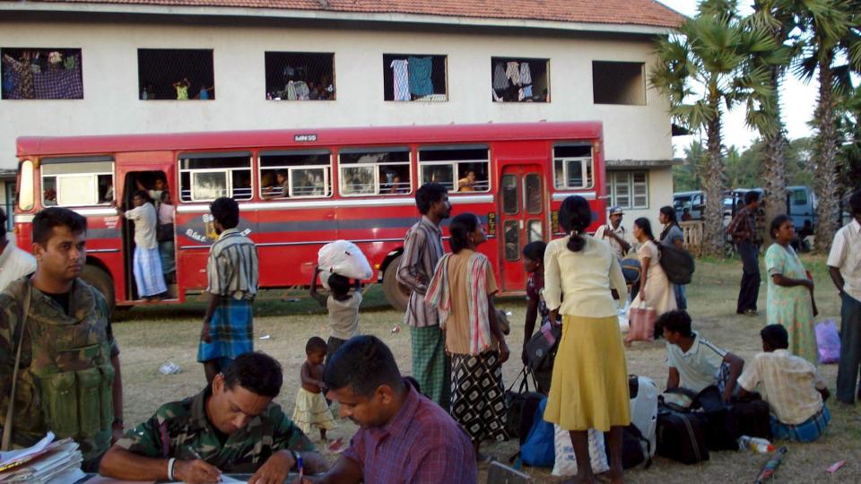 FORDREVET:  Milit�rpersonell fra Sri Lanka registrerer internt flyktninger som er fordrevet fra konfliktsonen i Vavuniya. Men ikke alle har kommet seg ut. Geriljaenh holder sivile som gissler, if�lge FN. Foto: EPA/STR/Scanpix