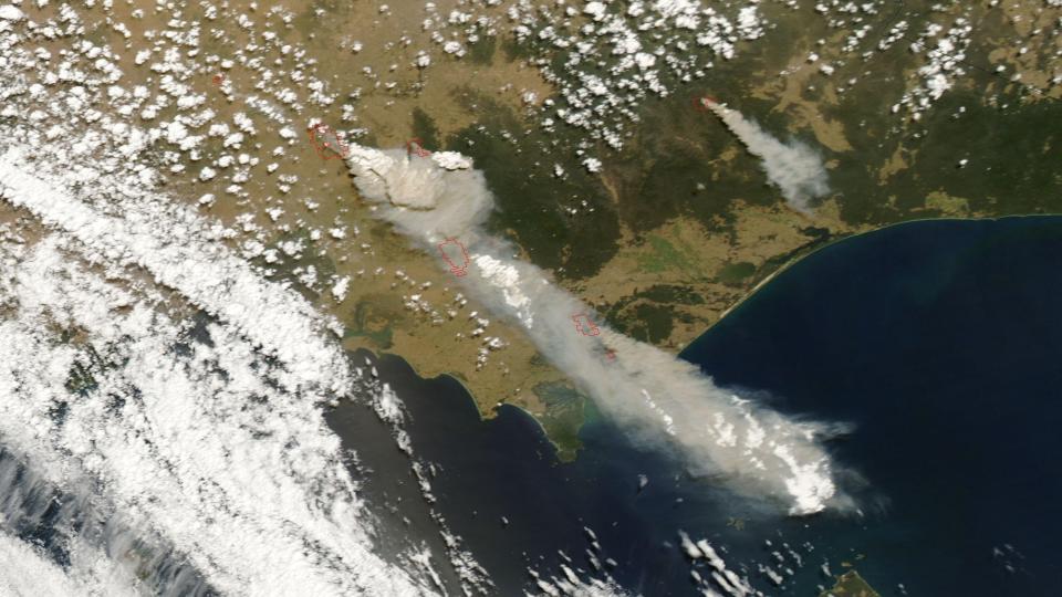 FRA ROMMET: Dette bildet tatt av NASA, viser hvordan brannen i Churchill, Victoria s� ut fra rommet. Foto: NASA/AP/SCANPIX