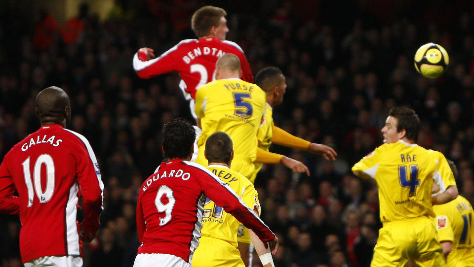HENGER H�YT: Nicklas Bendtner nikker inn Arsenals andre for kvelden. Foto: Eddie Keogh/Reuters/Scanpix