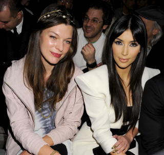 P� Y-3-VISNING: Milla Jovovich (til venstre) og Kim Kardashian. Foto: STELLA PICTURES