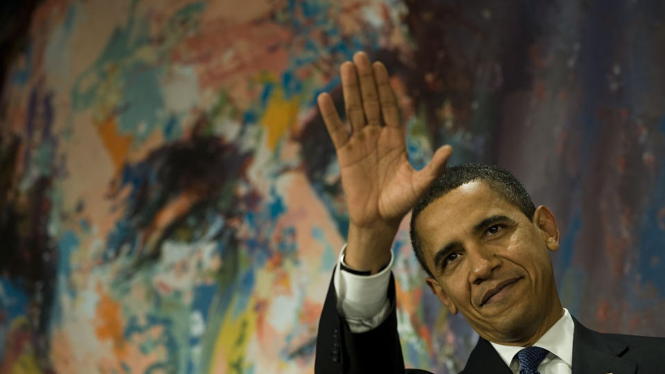 TO PRESIDENTER FRA ILLINOIS: Barack Obama fotografert foran et maleri av Abraham Lincoln. Foto: AFP  PHOTO/Jim WATSON/Scanpix