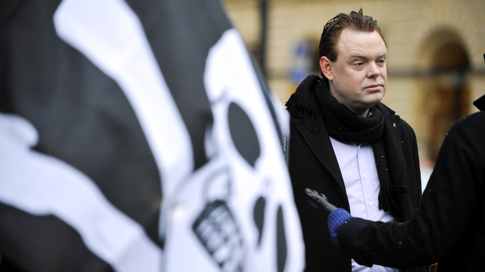 STORE SUMMER P� SPILL: Piratpartiets Rickard Falkvinge utenfor Tingretten i Stockholm mandag f�r starten av rettssaken mot personene bak det svenske fildelingsnettstedet Pirate Bay.
Foto:  Bertil Ericson / SCANPIX