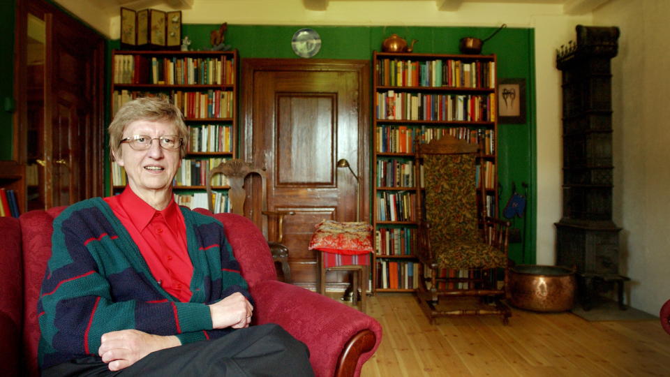 BIBLIOTEKHIMMELEN: Biblioteket bet�d mye for Hans Herbj�rnsrud i oppveksten. Her fotografert hjemme p� g�rden i Heddal. Foto: LARS EIVIND BONES