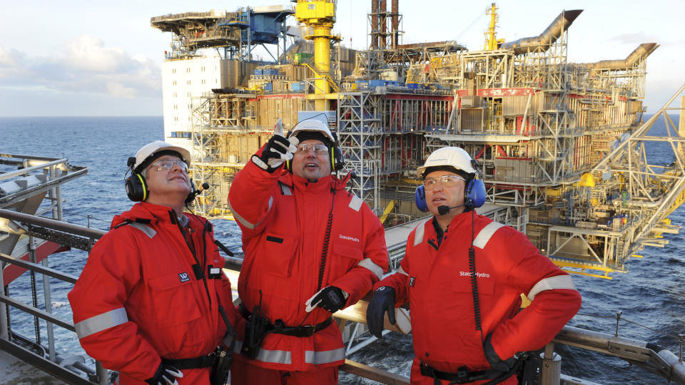 OVERSKUDD P� HAVET: �ystein Michelsen (konserndirekt�r  unders�kelse og produksjon StatoilHydro Norge), olje-  og energiminister Terje Riis-Johansen og plattformsjef Torkjell Stangeland (sett  fra venstre)  p� Oseberg-plattformen i Nordsj�en under markeringen av Osebergs 20-�rsjubileum tirsdag.
 Foto: Marit Hommedal / SCANPIX