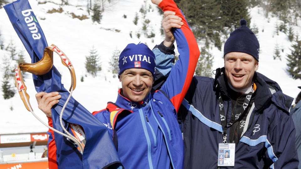 VINNERE: Sammen har Ole Einar Bj�rndalen og Bj�rn D�hlie utallige kilo edelt metall i skapet. Bj�rndalen mener D�hlie er den st�rste. Foto: Heiko Junge / SCANPIX.