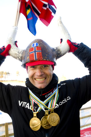 VANT IGJEN: Ole Einar Bj�rndalen bommet tre ganger, men vant likevel gull i herrenes 20-kilometer tidligere i dag. 
Foto: Heiko Junge / SCANPIX