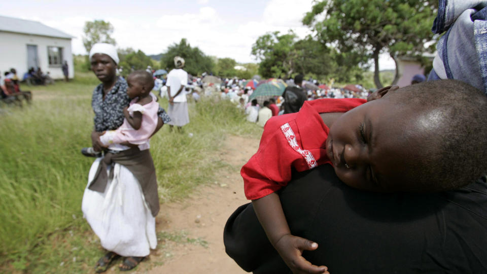 RAMMET AV KOLERAEPIDEMI: Kvinner fra Zimbabwe st�r i k� for � f� tak i insektsimpregnerte myggnett. Landet opplever n� en koleraepidemi, og regntida gj�r at epidemien n� sprer seg fort over hele S�r-Afrika. Foto: REUTERS/SCANPIX