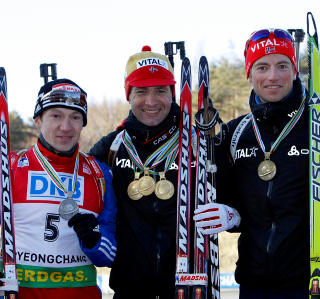 EDEL TRIO: Dagens gullvinner Ole Einar Bj�rndalen flankert av s�lvvinner Maksim Tsjoudov (t.v.) og bronsevinner Alexander OsFoto: Lee Jin-man, AP/Scanpix