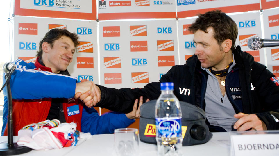 UENIGE VENNER: Russiske Maksim Tsjoudov og Ole Einar Bj�rndalen er fortsatt gode konkurrenter og venner, selv om de er enige om � v�re uenige om det som skjedde under og etter jaktstarten s�ndag. I dag som p� s�ndag endte Tsjoudov p� andreplass bak Bj�rndalen.Foto: Heiko Junge, Scanpix