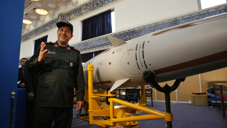 P� HANDLETUR: Irans forsvarsminister Mostafa Mohammed Najjar ser p� Sayad-2-missiler under en v�penutstilling tidligere i februar. Foto: Scanpiz/AP Photo/Vahid Salemi