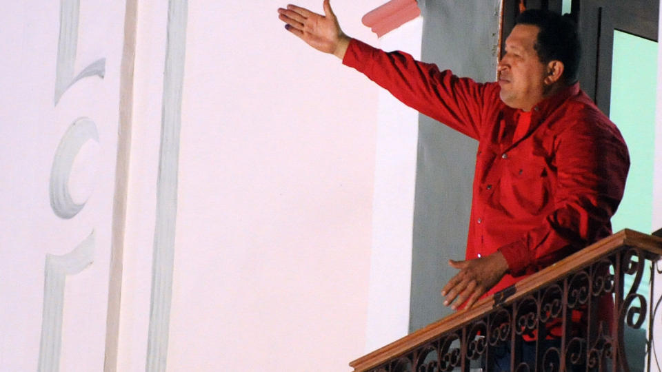 FEIRET SEIEREN: Venezuelas president Chavez ute p� presidentpalassets balkong etter at det ble klart at han vant folkeavstemningen p� s�ndag. N� kan han bli gjenvalgt til han d�r. Foto: AFP/Juan BARRETO