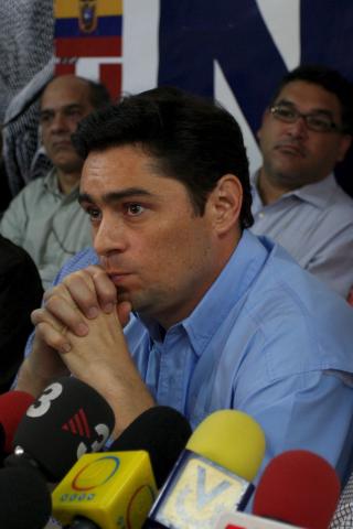 NEDSL�ENDE FOR NEI-SIDEN: Carlos Vecchio, medlem av opposisjonsgruppen 'Comando de Angostura' p� en pressekonferanse i Caracas i g�r. Motstanderne av Chavez mener han har kj�pt seg stemmer med � str� om seg med oljepenger. De mener videre at han har gjennomf�rt folkeavstemningen n�, f�r den �konomiske krisa setter inn og gj�r det vanskeligere for ham � vinne.  Foto: EPA/EDUARDO MAYORCA